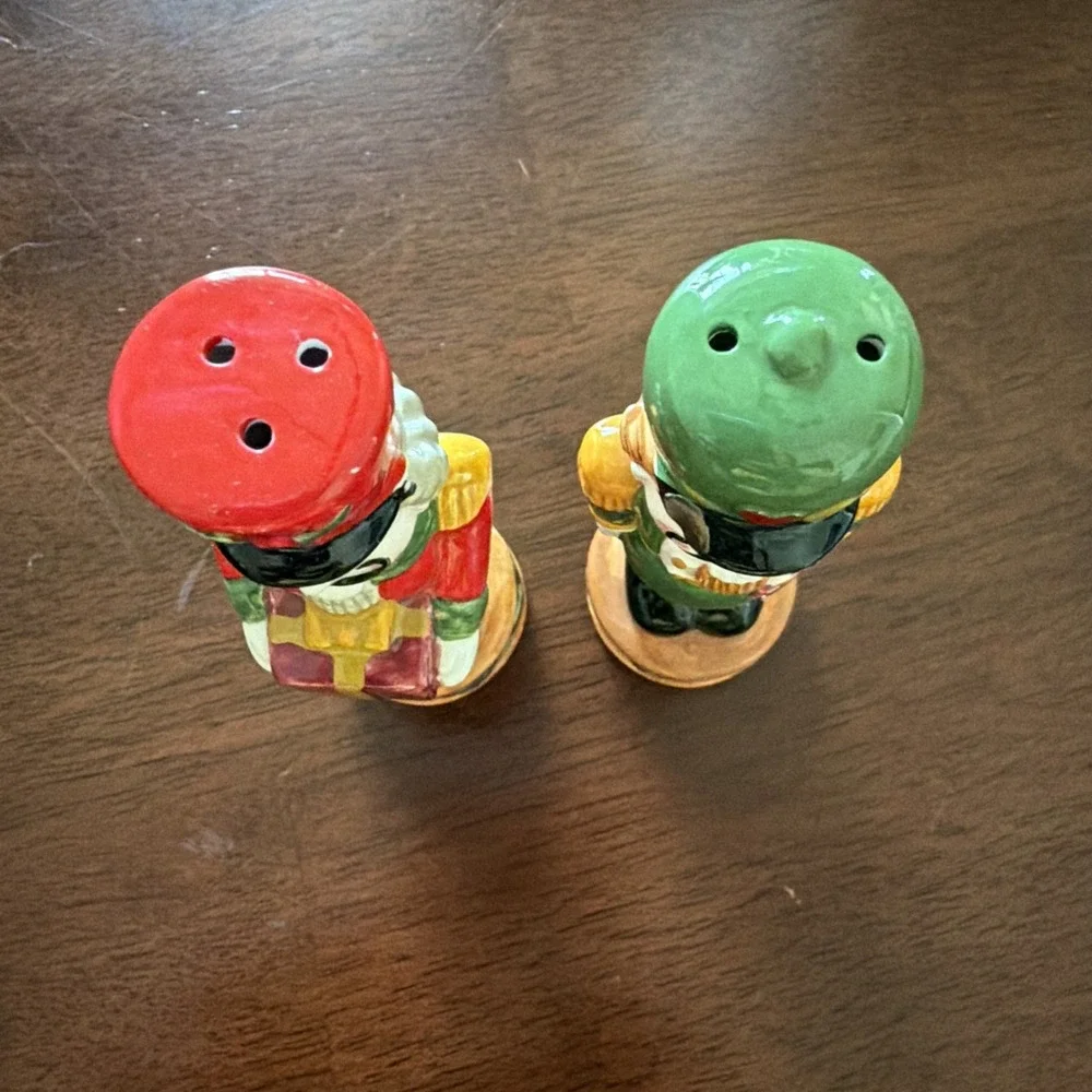 Nutcracker Soldier Salt & Pepper Shaker Taiwan Green Red Gift